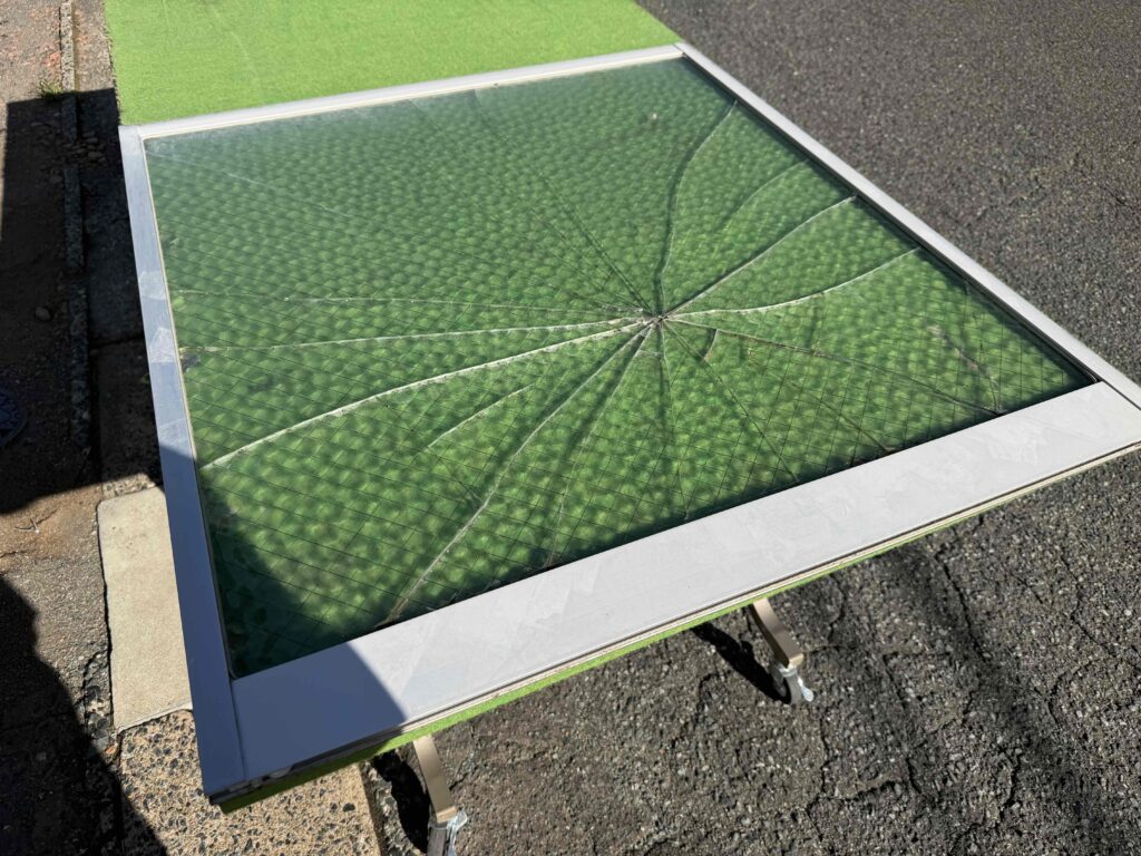 福岡市南区中尾 網入りガラス交換 サッシを作業台へ移動