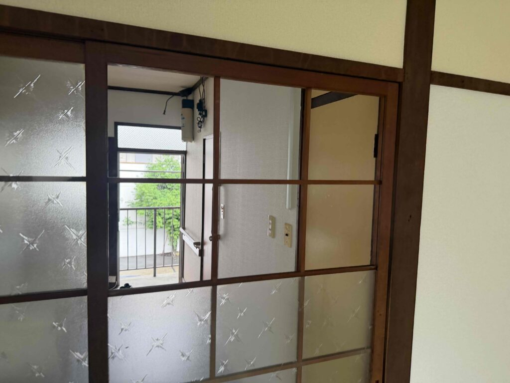 福岡市南区高宮 間仕切り建具 割れた型ガラス撤去後