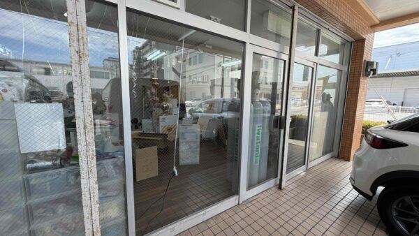 【福岡市博多区山王】会社のFIX窓に使用されている透明網菱ガラス交換｜規格外サイズのガラス修理事例