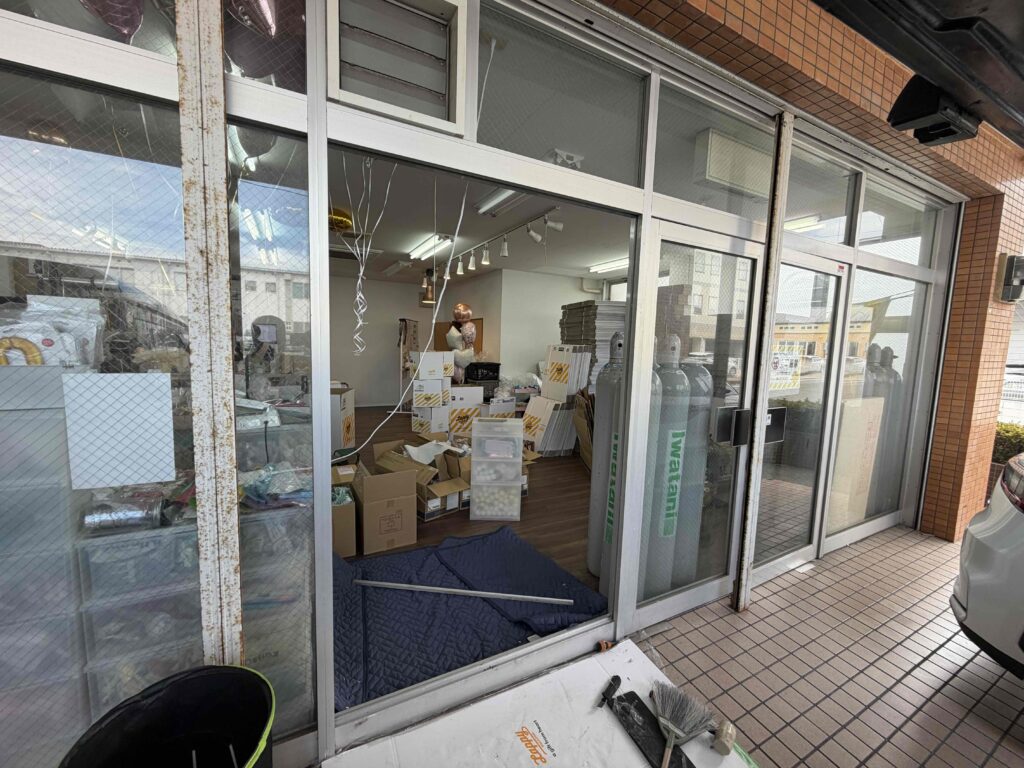 福岡市博多区山王 FIX窓のガラス撤去作業