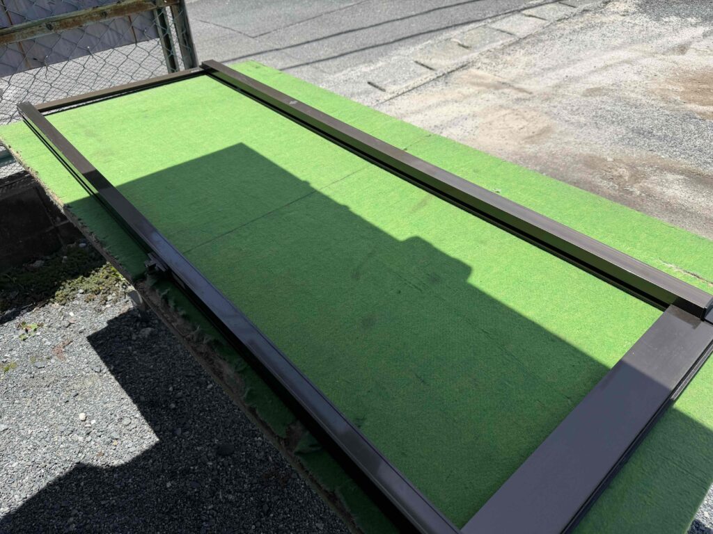 福岡市南区大橋 現場でガラスを撤去して作業台で交換作業