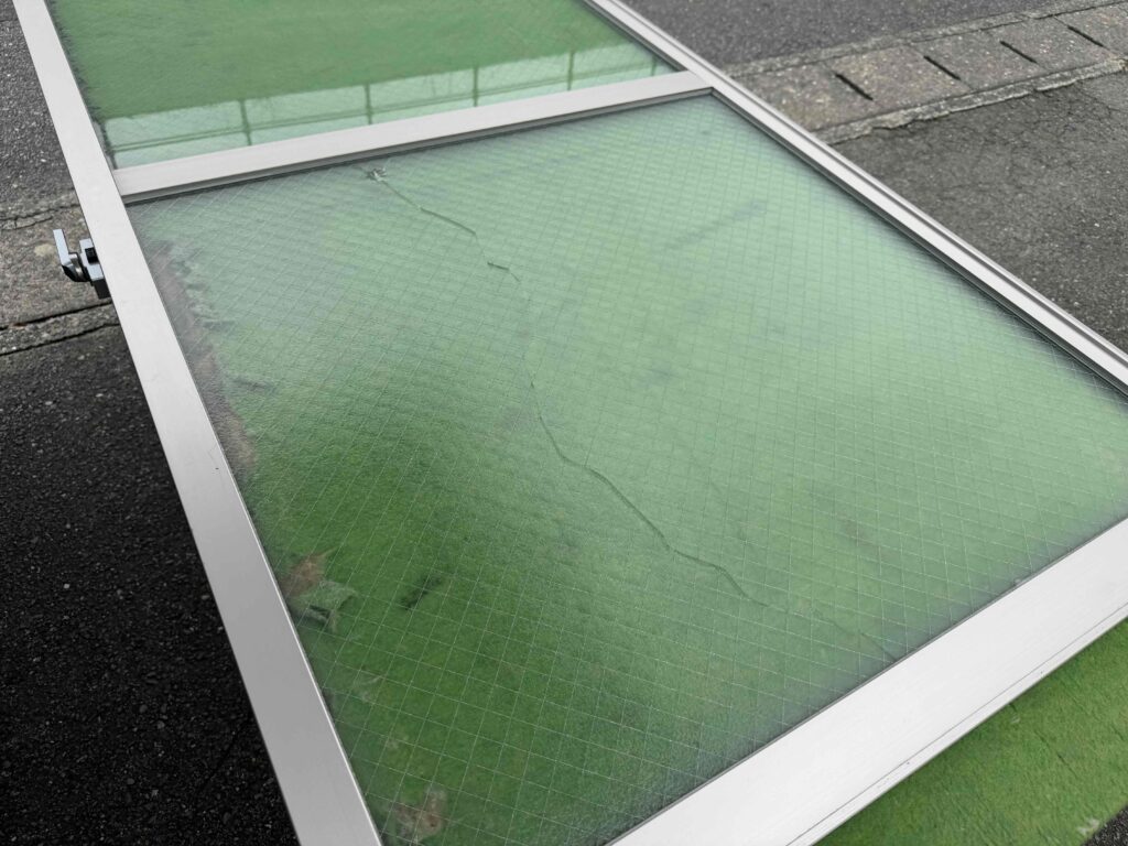 福岡市南区井尻 サッシを作業台へ移動してガラス交換