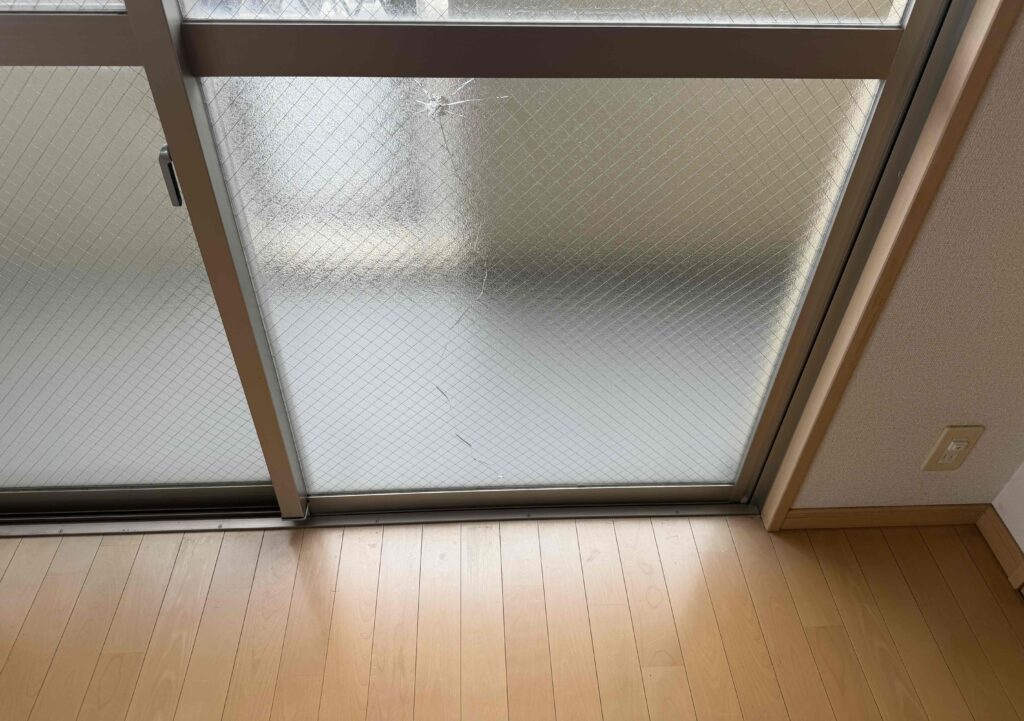 福岡市南区井尻 マンション原状回復工事前の網入り型ガラス
