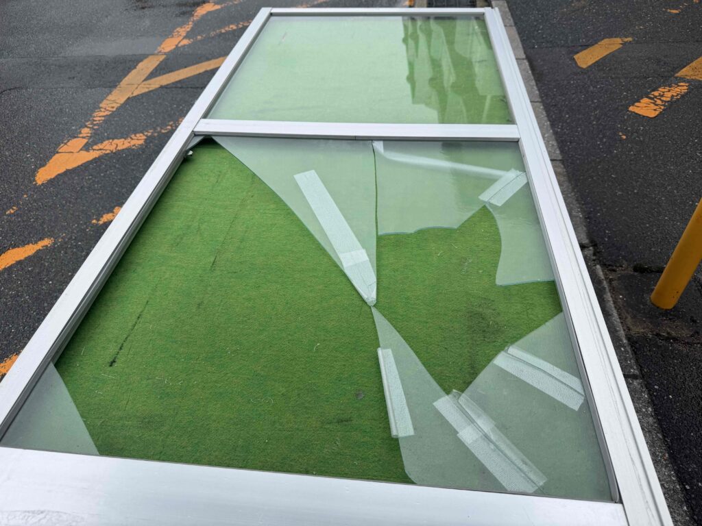 福岡市南区野多目 作業台でガラス交換作業中