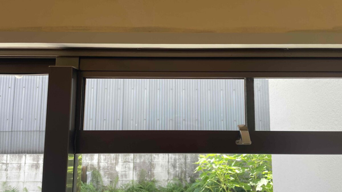 福岡市南区井尻 通風用小窓の透明ガラス交換完了