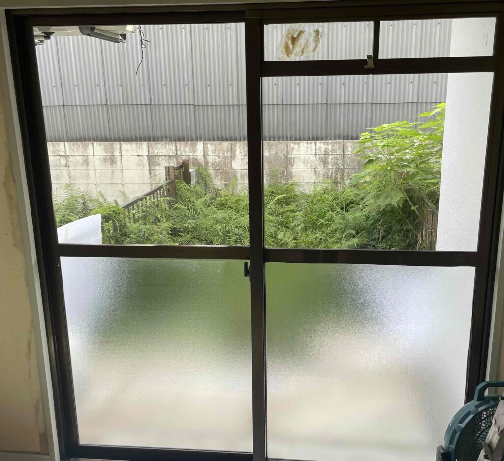 福岡市南区井尻 ベランダ引違い窓の通風用小窓全体
