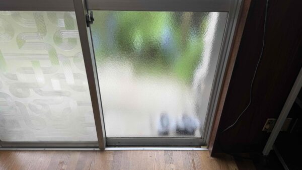 【福岡市南区柏原】4枚建引違い窓の型ガラス4㎜交換｜LINEでご案内した金額どおり税込16,500円で施工