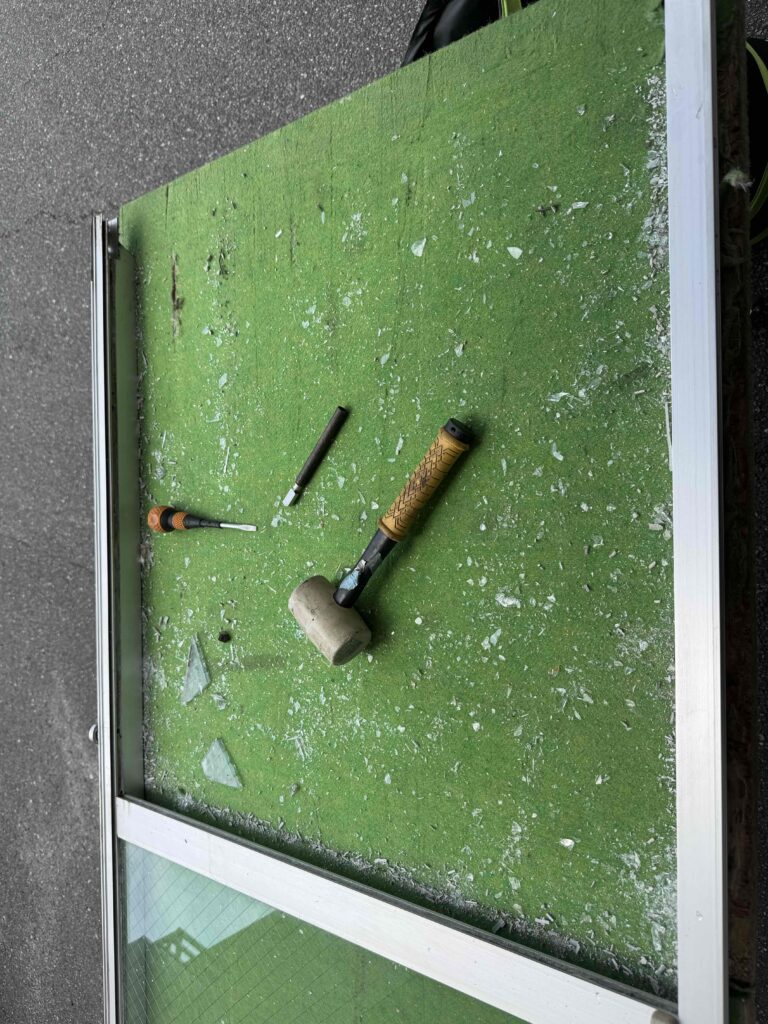 福岡市南区長丘 ガラス撤去後のサッシの状態