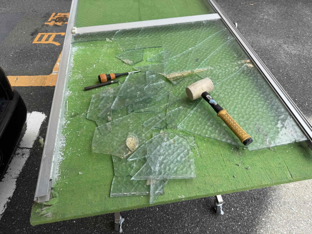 福岡市南区長丘 石膏固定されたガラスを割りながら撤去する作業