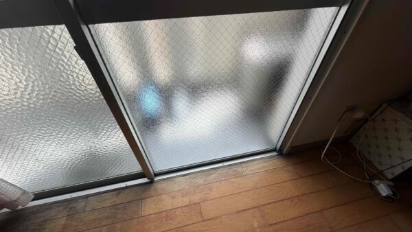 【福岡市南区長丘】マンションのベランダ引違い窓に使用されている型網菱ガラス交換｜石膏固定されたサッシを慎重に施工した事例
