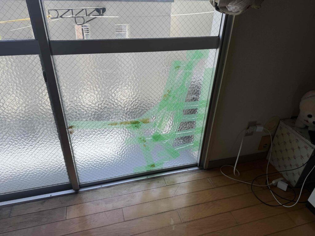 福岡市南区長丘 ベランダ引違い窓の型網菱ガラスのひび割れ