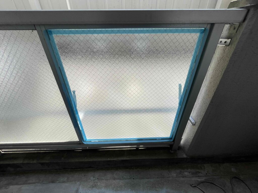 福岡市南区高宮 コーキング施工前のマスキング作業