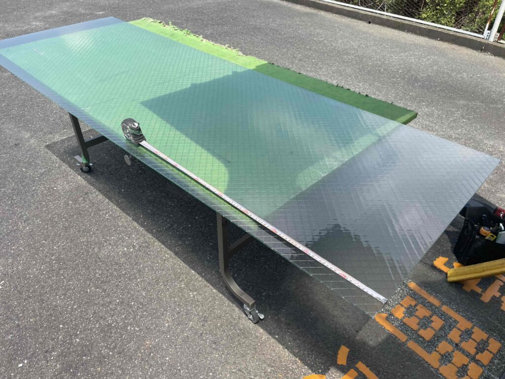 福岡市南区高宮 型網菱ガラスを現場で加工する様子