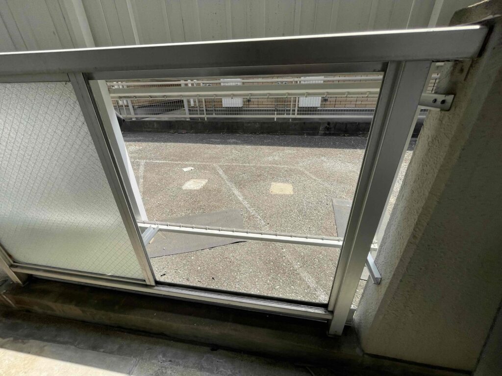 福岡市南区高宮 ガラス撤去後のサッシの状態