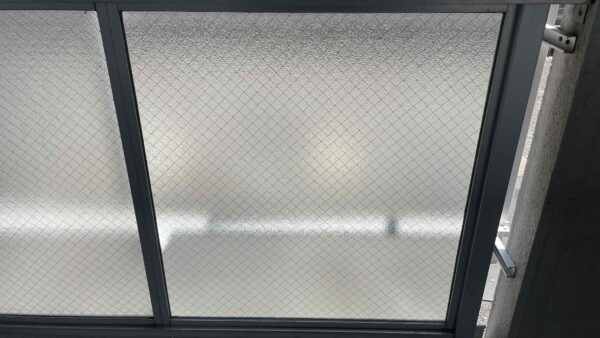 【福岡市南区高宮】マンション1階ベランダ手摺下の型網菱ガラス交換｜劣化したパッキンをコーキング施工へ変更した施工事例