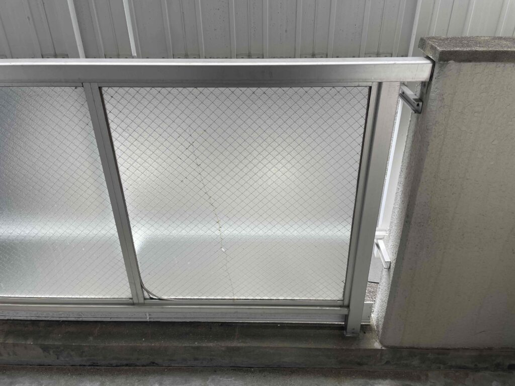 福岡市南区高宮 マンションベランダ手摺下の型網菱ガラス交換前