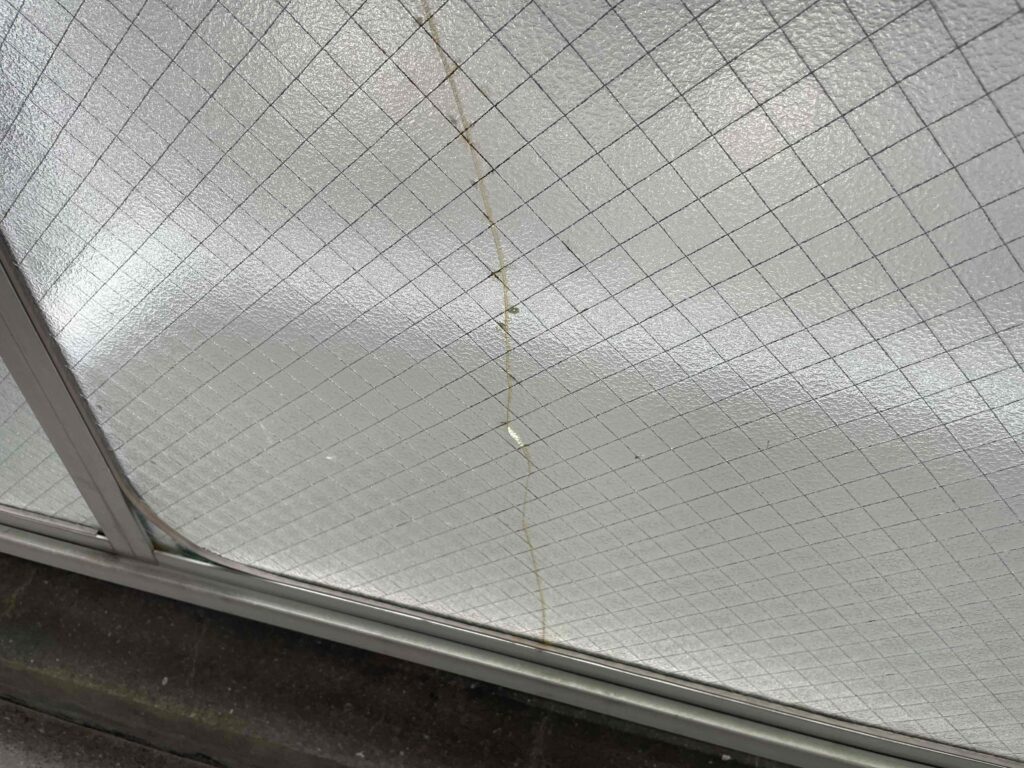 福岡市南区高宮 型網菱ガラスのひび割れ