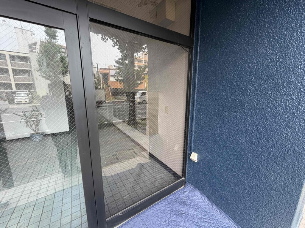 福岡市南区玉川町 ビルエントランスFIX窓のガラス交換前