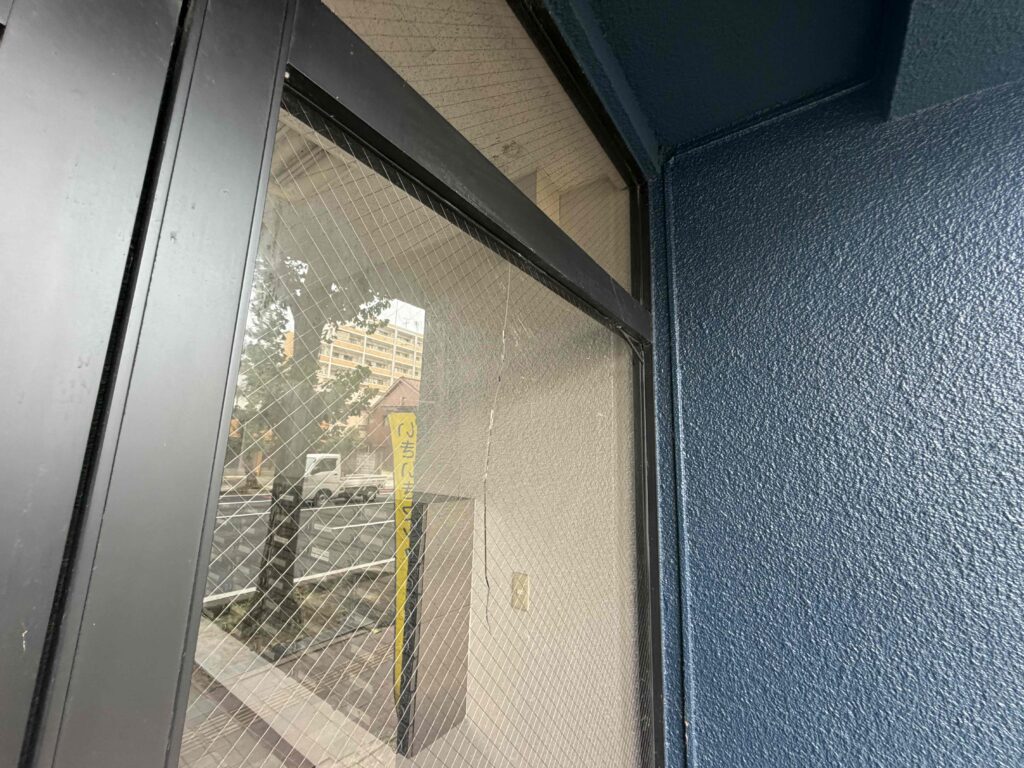 福岡市南区玉川町 FIX窓の透明網菱ガラスひび割れ箇所