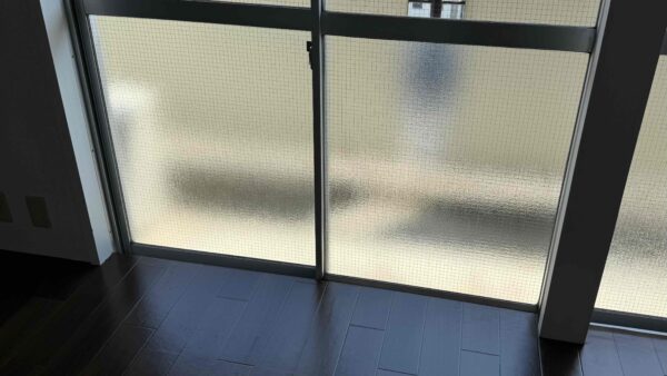 【福岡市南区若久】賃貸物件の原状回復で網入り型ガラスを2枚交換｜ひび割れたクロスワイヤガラスの施工事例