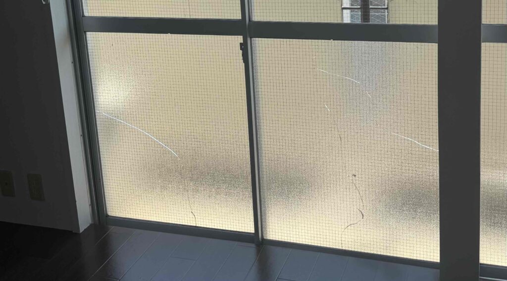 福岡市南区若久 賃貸物件のひび割れた型網クロスガラス2枚