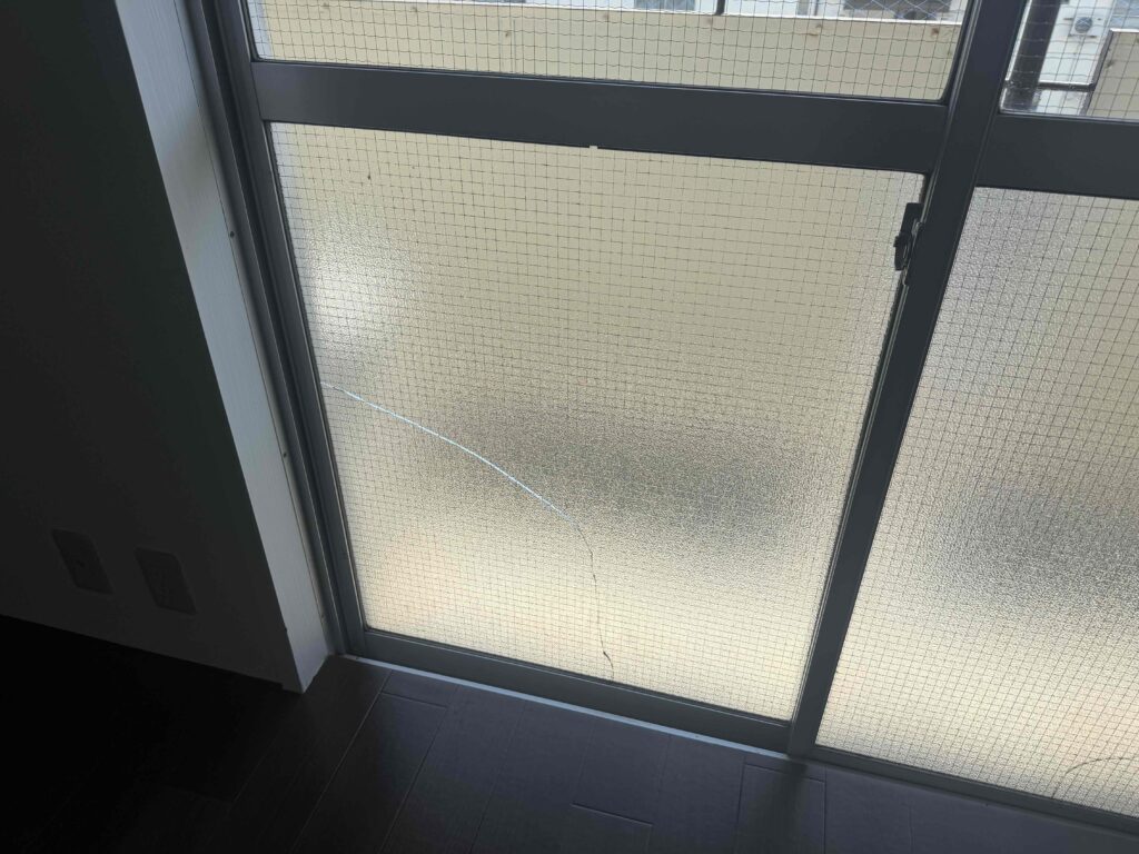 福岡市南区若久 型網クロスガラス左側のひび割れ