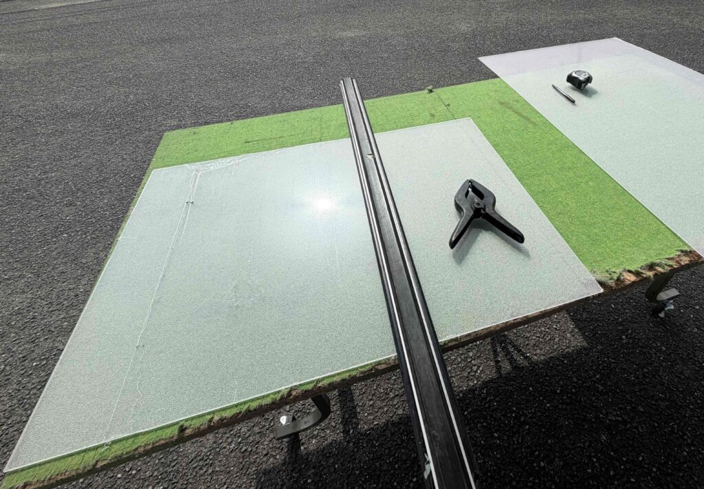 福岡市南区柳河内 建具用アクリル2㎜を作業台でカットする様子