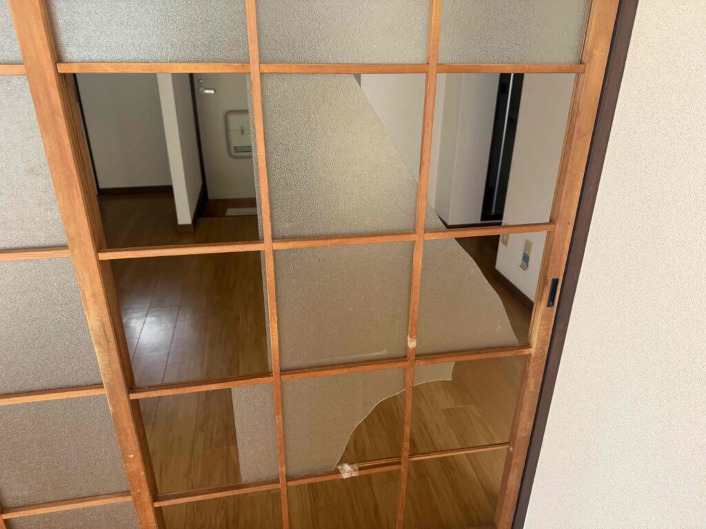 福岡市南区柳河内 建具の割れて半分になった型ガラス2㎜