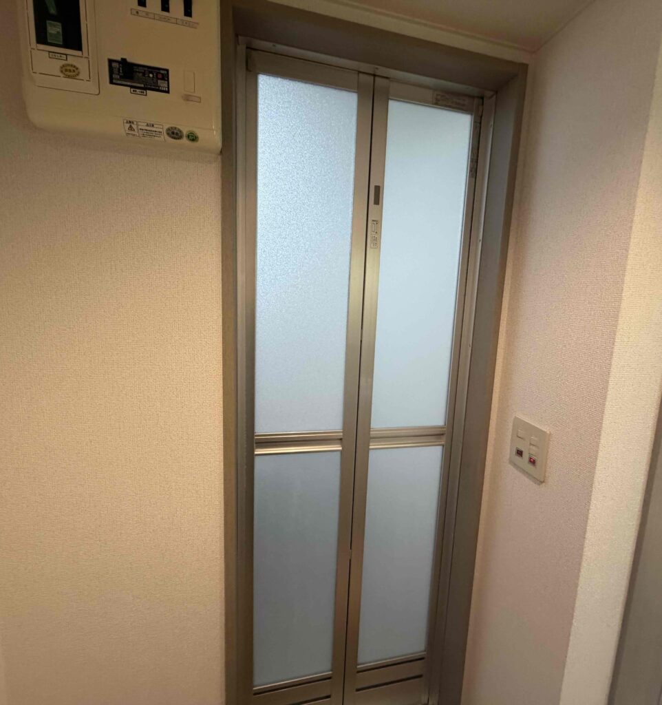 福岡市南区花畑で浴室折れ戸のアクリル交換が完了した様子