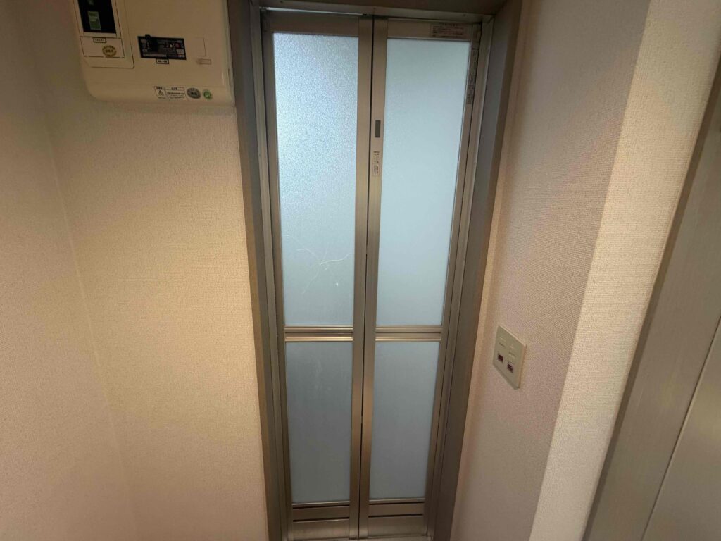 福岡市南区花畑のマンションにあるアクリル製浴室折れ戸の施工前