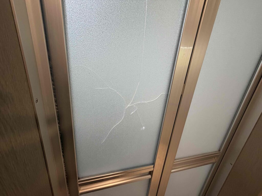 福岡市南区花畑の浴室折れ戸に入ったアクリルのひび割れ