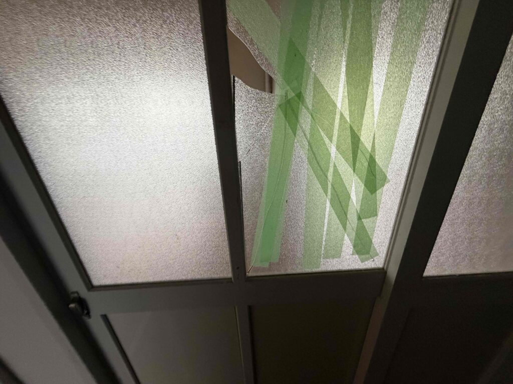 福岡市南区大橋の間仕切り扉で養生テープを使って型ガラス2mmを撤去