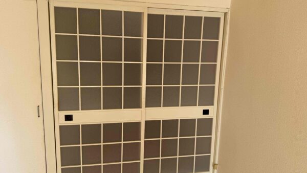 【福岡市南区塩原】木製引戸の廃盤ガラスをアクリルへ交換｜アパート原状回復の施工事例