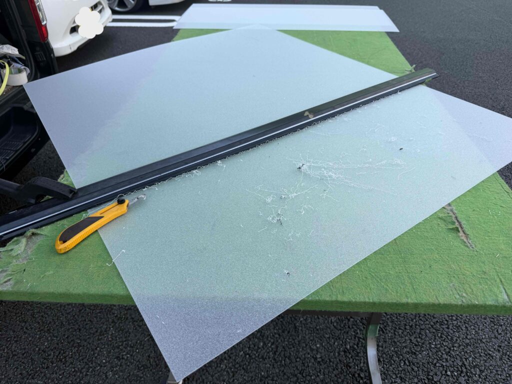 福岡市南区塩原 木製引戸用のアクリルを作業台でカット