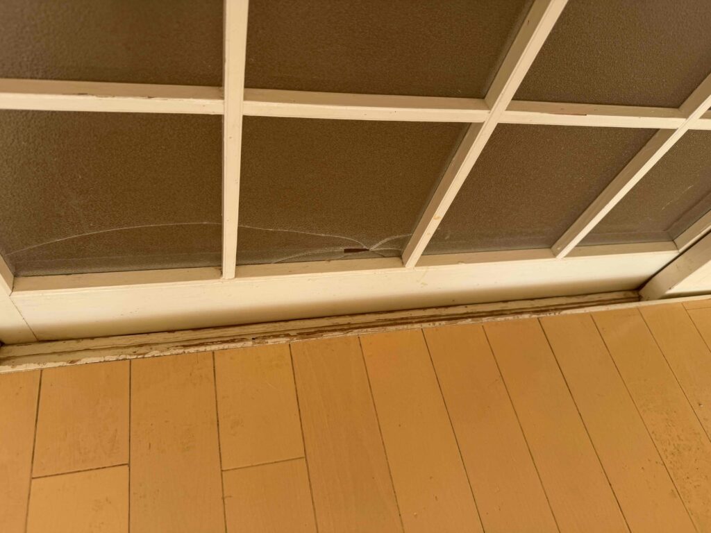 福岡市南区塩原 木製引戸のひび割れた型ガラス拡大