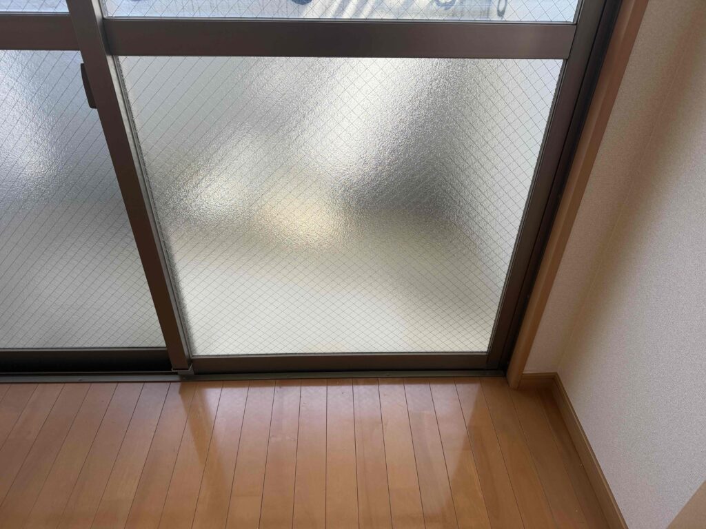 福岡市西区今宿で型網菱ガラスの交換が完了したベランダ引違い窓
