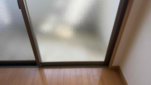 福岡市西区今宿で型網菱ガラス交換｜ベランダ引違い窓のひび割れを原状回復