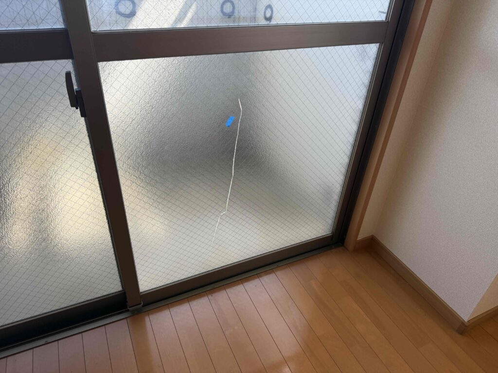 福岡市西区今宿のマンションにあるベランダ引違い窓の施工前