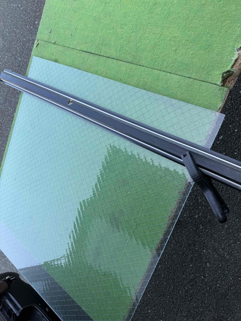 新しい型網菱ガラスを必要なサイズにカットしている様子