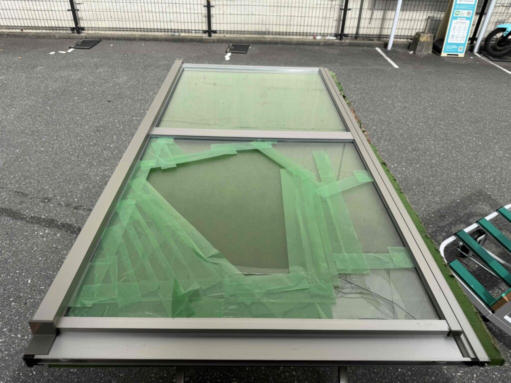 博多区中洲でペアガラスを窓枠から取り外して作業台へ移動