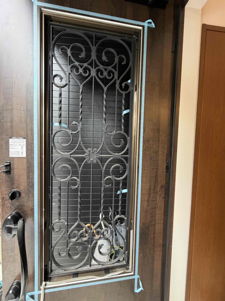 破損した複層ガラスを撤去したLIXIL製玄関ドア