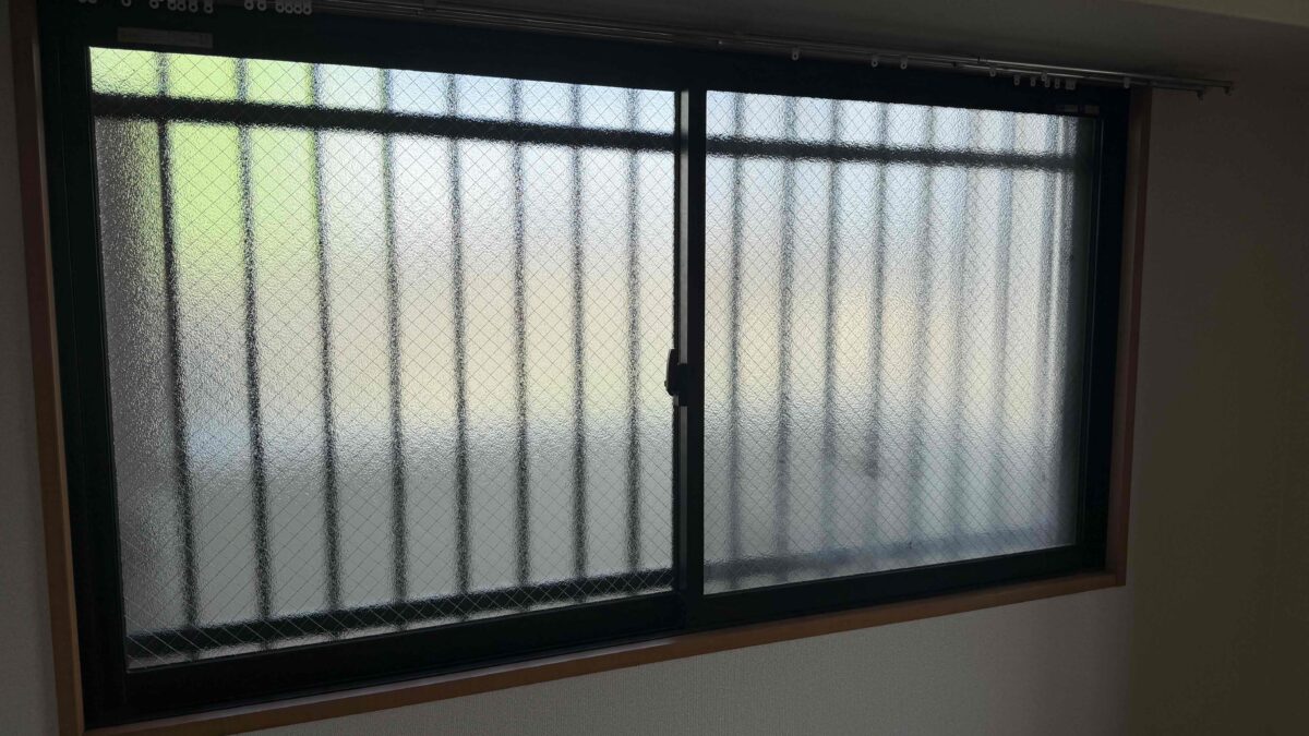 福岡市南区花畑の腰高引違い窓の型網菱ガラス交換完了後
