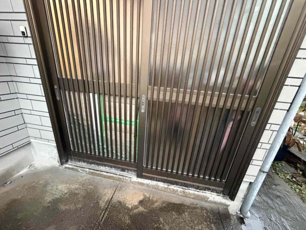 福岡市南区桧原の戸建住宅で玄関の型ガラス交換を行う前の状態