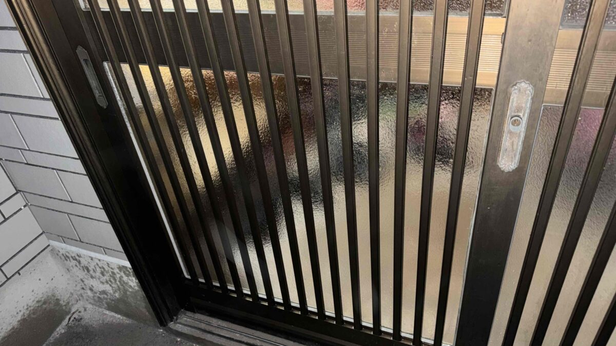 福岡市南区桧原の戸建住宅で玄関の型ガラス交換が完了した状態